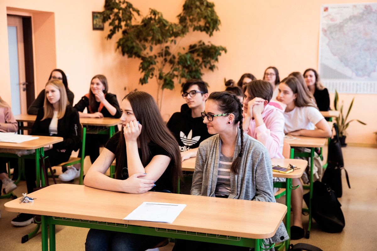 Důvěra středoškoláků v média celkově klesá. Přečtěte si výsledky průzkumu mediální gramotnosti na školách