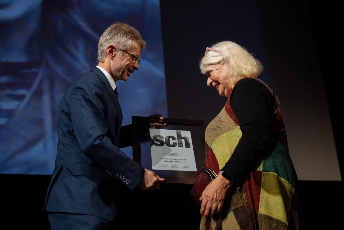 Laureátka Silvestra Chnápková převzala ocenění z rukou senátora Miloše Vystrčila.