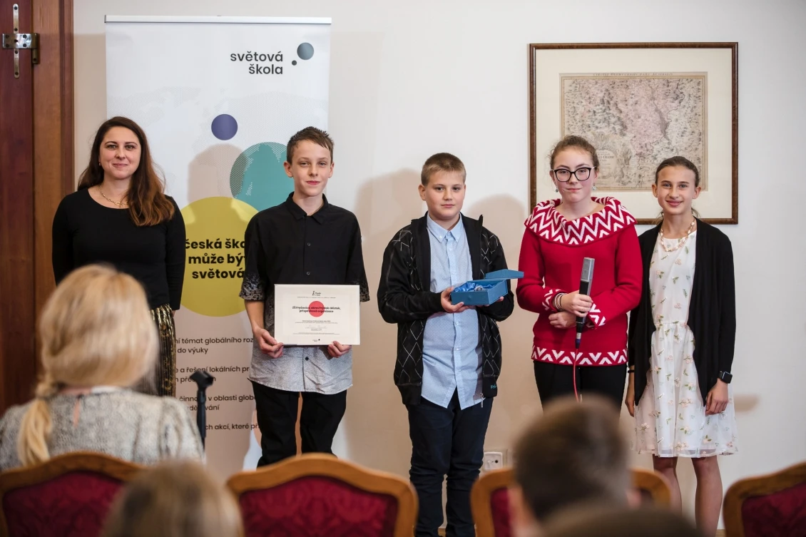 Martina Holíková a žáci ze ZŠ Fryčovice byli za své aktivity na slavnostním setkání vSenátu oceněni Cenou inspirace Světové školy. 