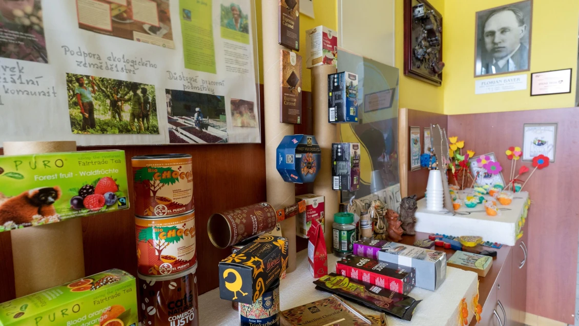 Výstava fairtradeových výrobků ve škole.