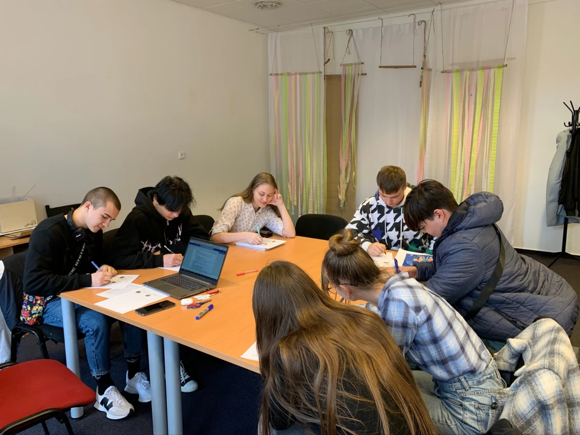 V Konverzačním klubu se v Plzni několikrát týdně schází skupina mladých Ukrajinců a Ukrajnek.