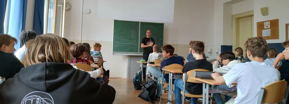 V. Úlehla se studenty Gymnázia Sladkovského při prezentaci jejich hrdinských výzev.