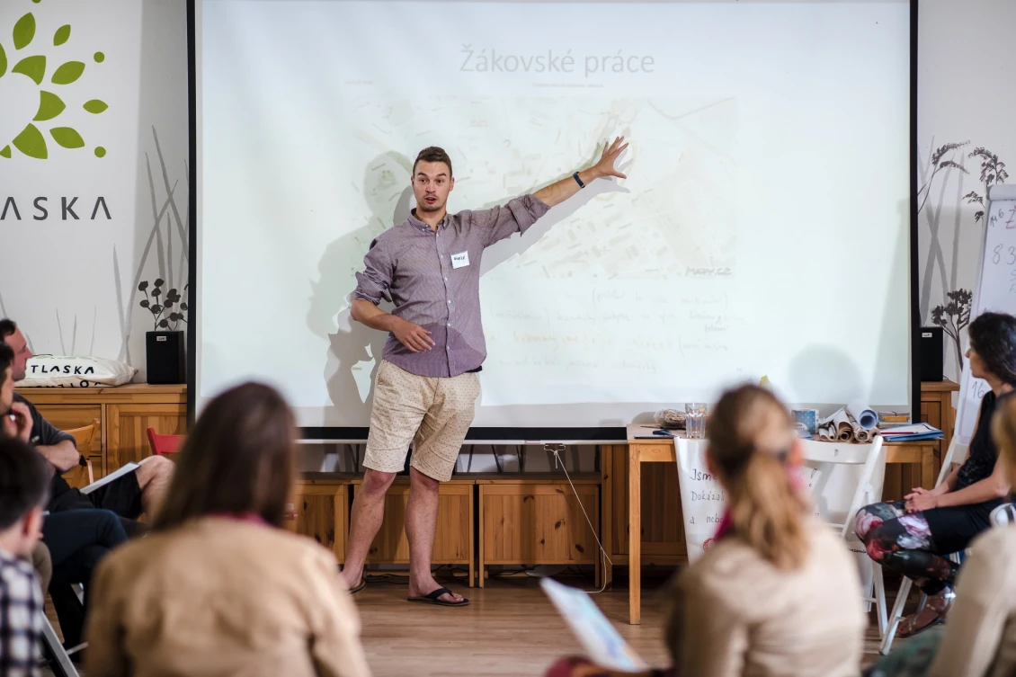 Ze setkání s učiteli pilotujícími kurz v komunitním centru Kotlaska.