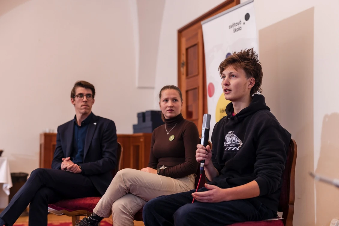 Jan Lukačevič, Ludmila Kozlová a Max Schroder při panelové debatě na udílení Cen inspirace Světové školy.