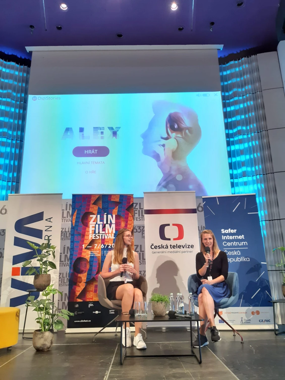 Spoluautorky hry Adéla Sílešová (vlevo) a Michaela Trnková (vpravo) představují poprvé novou výukovou hru DigiStories: Alex odborné veřejnosti na konferenci Safer Internet Centra během Zlín Film Festivalu, červen 2023