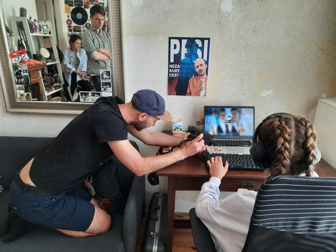 Momentka z natáčení průvodních videí k DigiStories: Alex. Zleva: kameraman Matěj Beran a herečka Timea Černá