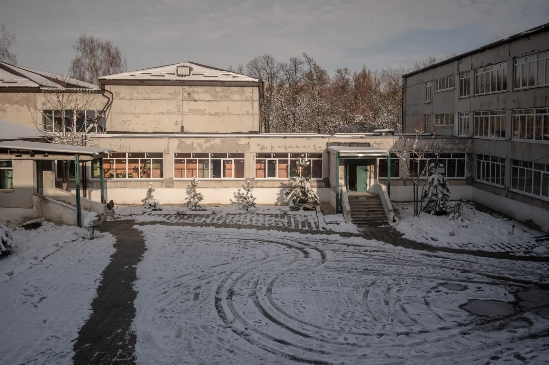 Lozovská škola č. 3 v Charkovské oblasti byla poničena výbuchem rakety, která zničila i kulturní dům.