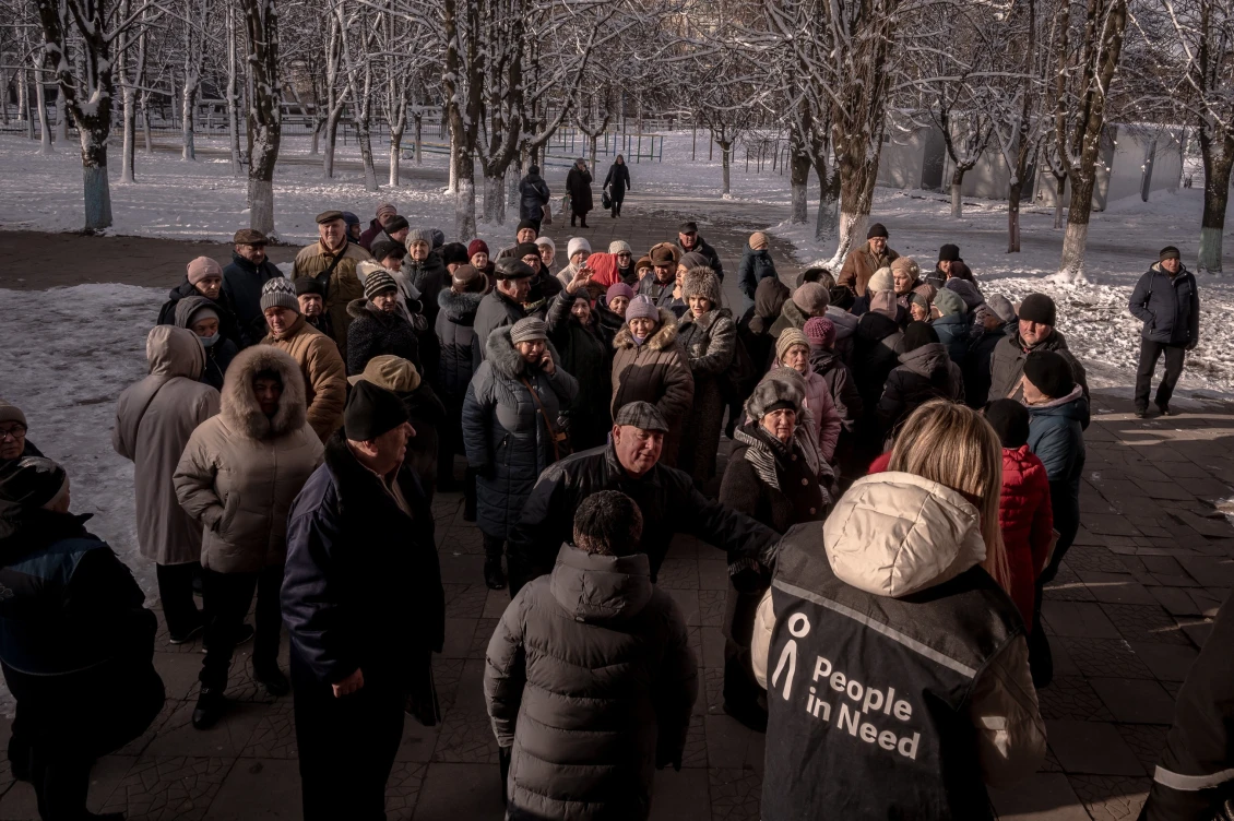 Rodiče čekají na své děti, aby si je po vyučování mohli odvést domů.