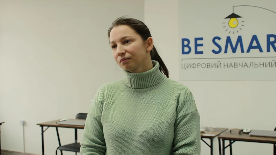 Kateryna se seznamuje s digitálním vzdělávacím centrem.