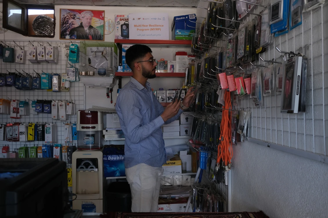 Mohammad nyní pracuje v obchodě s mobily v táboře Basirma v Iráckém Kurdistánu.
