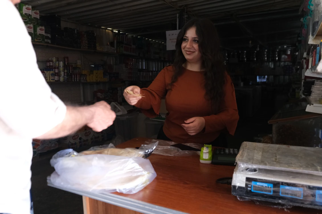 Rodan, 19 let, pracující v obchodě v táboře Basirma v iráckém Kurdistánu. 