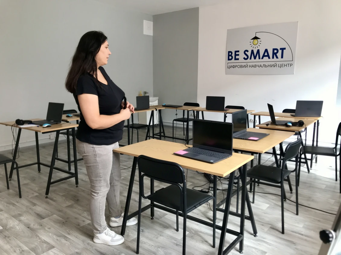 Prostory v Digitálním centru, kde mají děti přístup k online výuce. 
