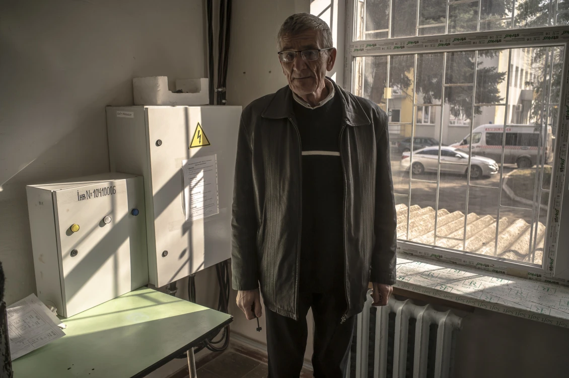 V pozadí fotografie můžeme vidět systém záložního napájení nemocnice. Díky zakoupenému vybavení se nemocnici podařilo připojit na generátor. 