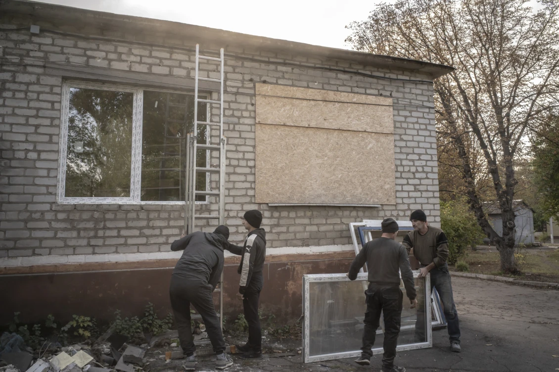 Instalace nových oken v Kramatorské nemocnici.