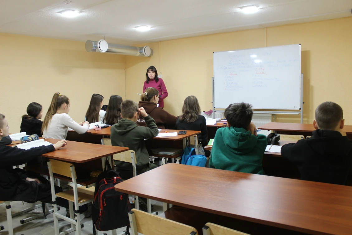 Studenti Sachnovščyňského lycea během hodiny, která probíhá v novém bezpečnostním krytu