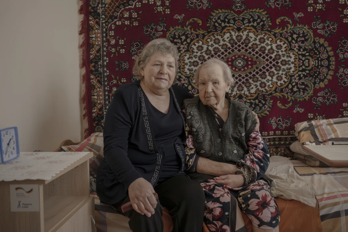 Bydlí zde I další rodiny. Mladší žena dříve učila na univerzitě. Dnes se zde stará o svou matku.