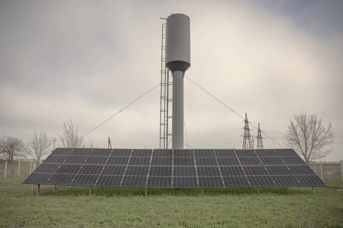 Solární elektrárna, kterou jsme v místě nainstalovali.