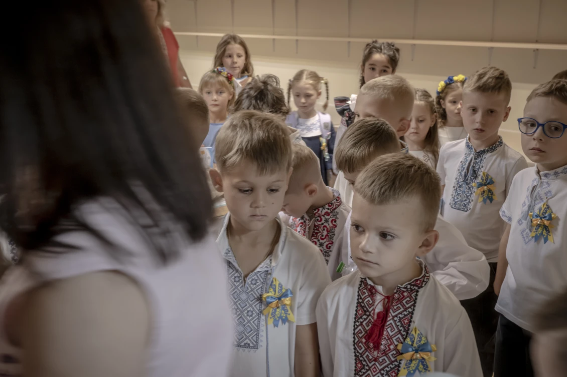 Děti jdou společně do školního krytu