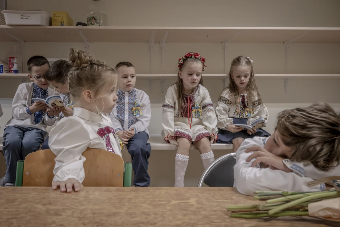 Studenti čekají na konec leteckého poplachu