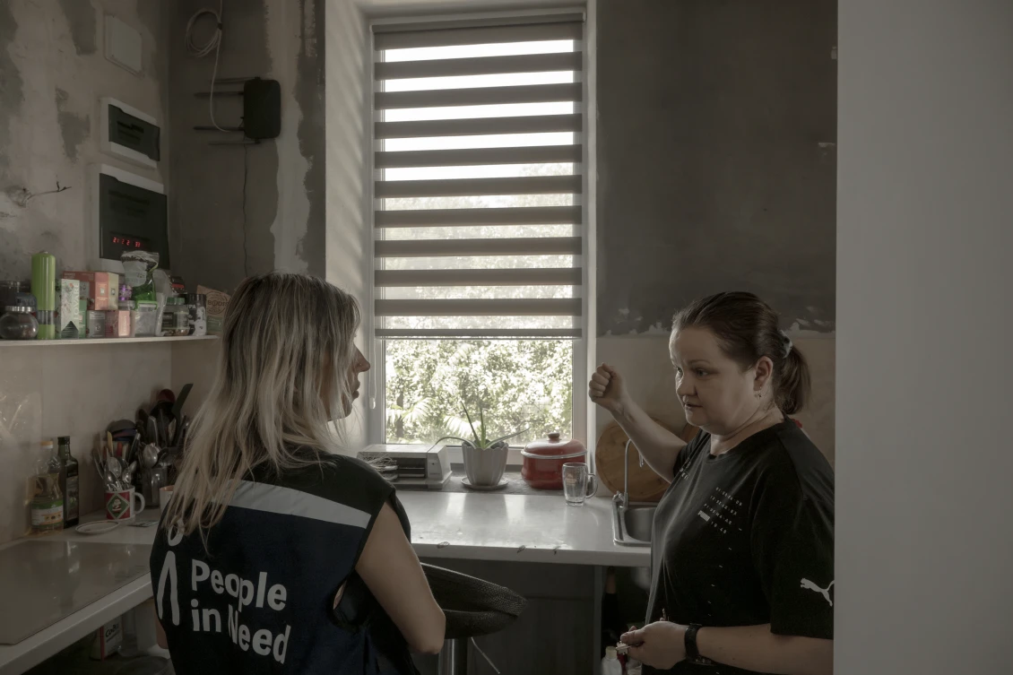 Anastasiia ukazuje nová okna, která se podařilo pořídit díky naší pomoci 