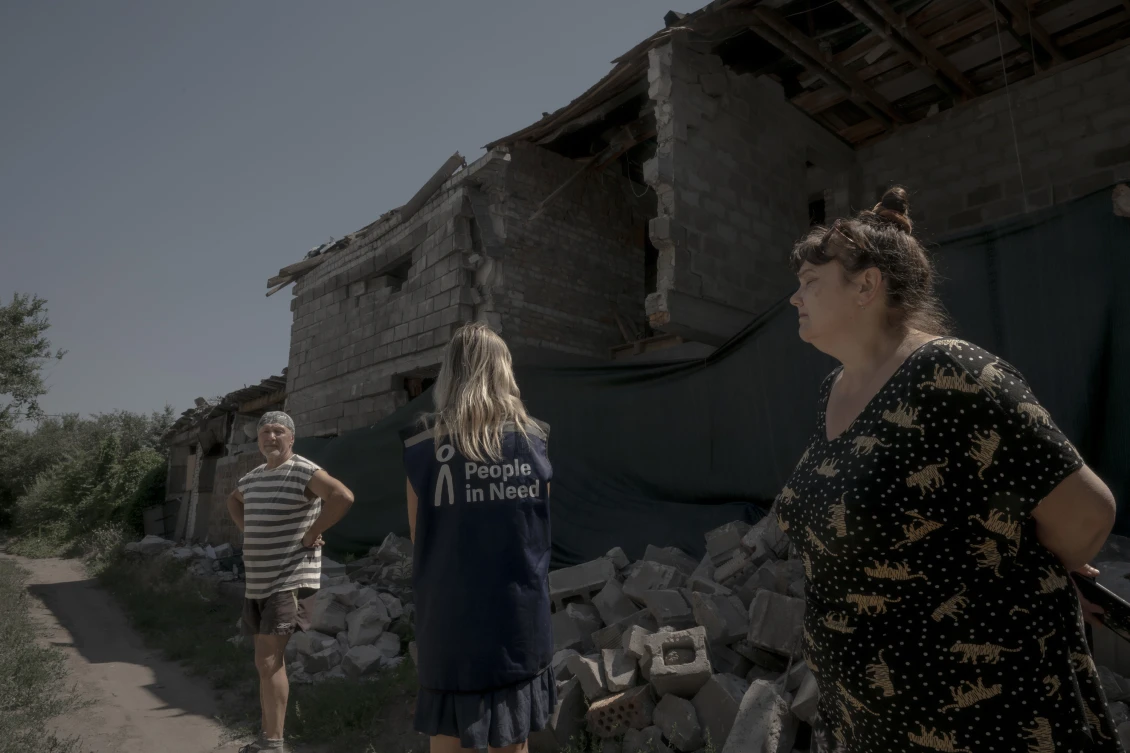 Rodina Hetmančukových na troskách hospodářských budov