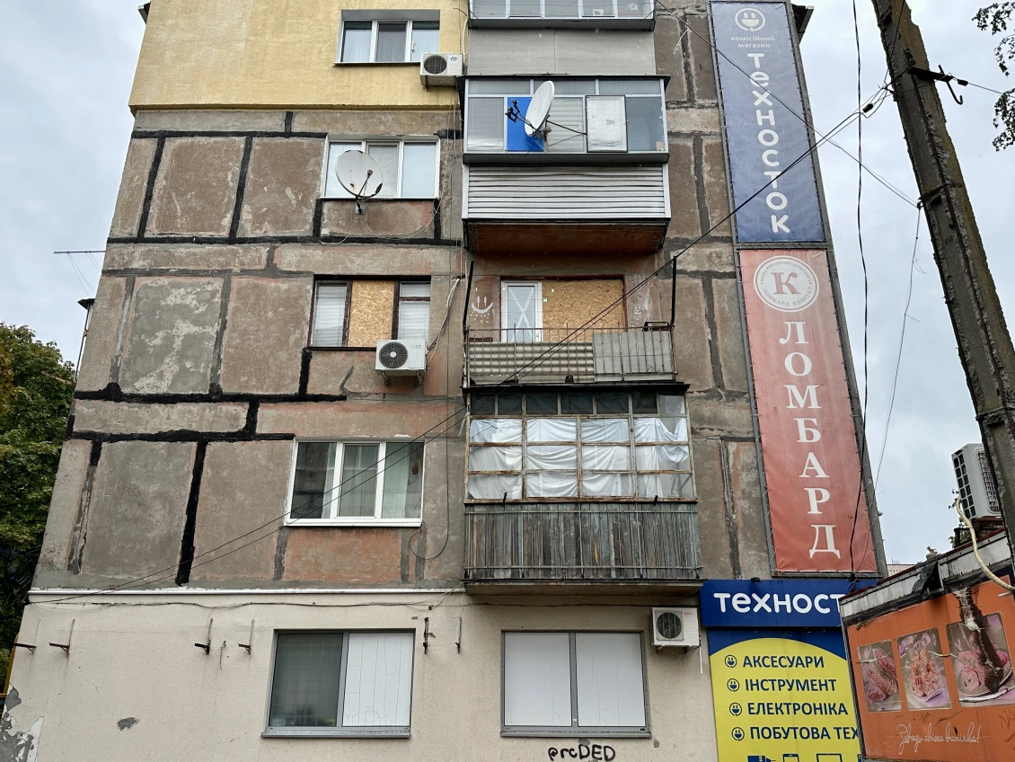 Mnoho domů má v Marhanci místo oken OSB desky