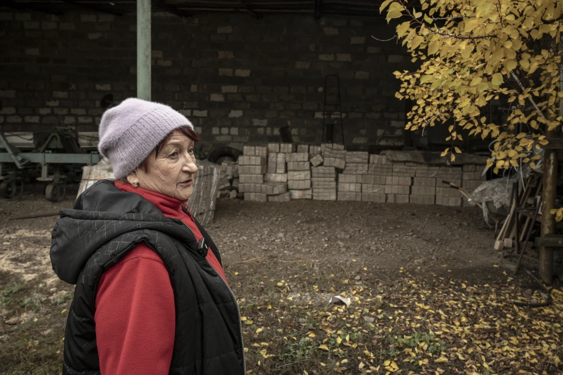 Halyna ze Záporožské oblasti je ráda, že má palivové brikety, které ji v zimě zahřejí.