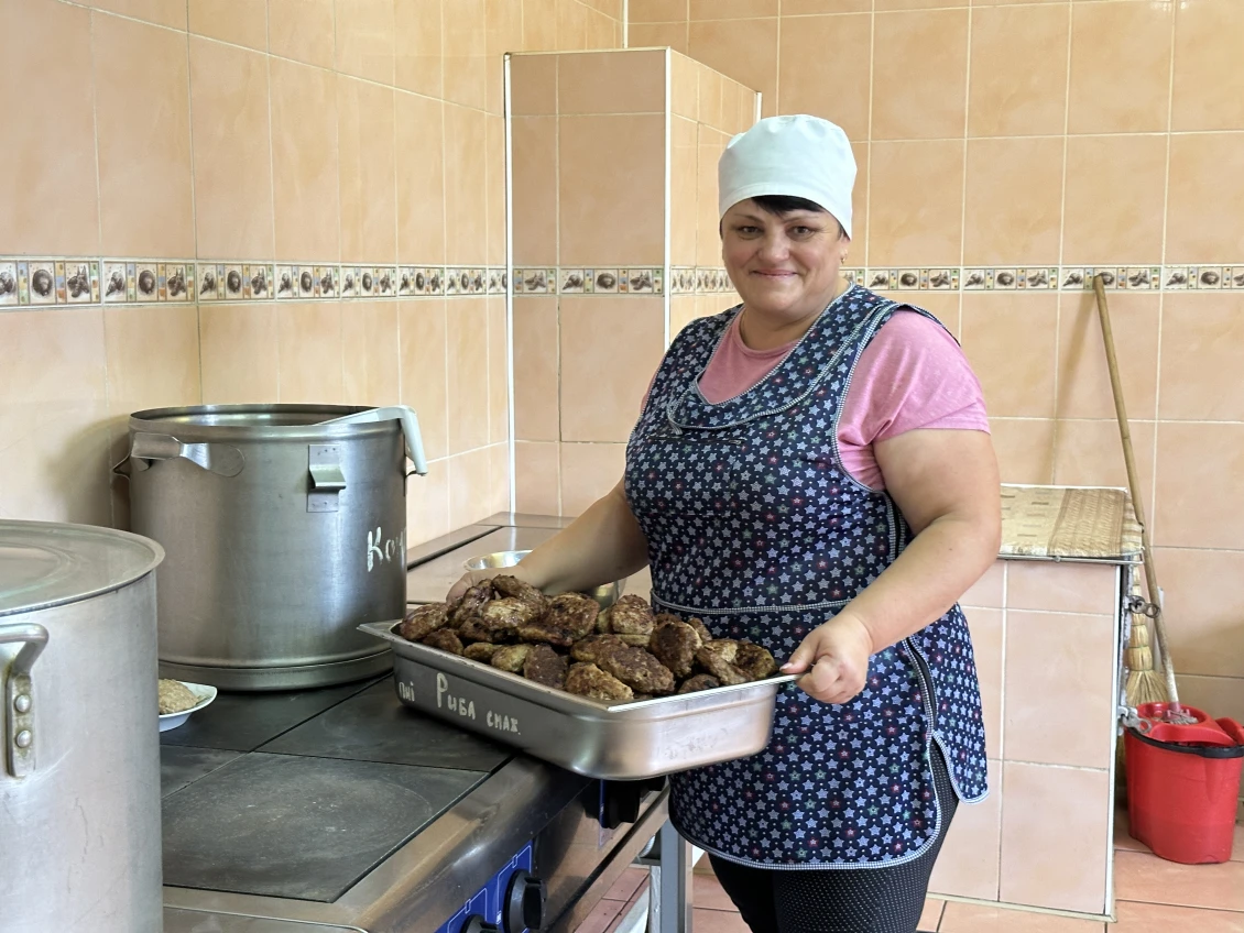 Olena připravuje oběd pro obyvatele sanataria. 