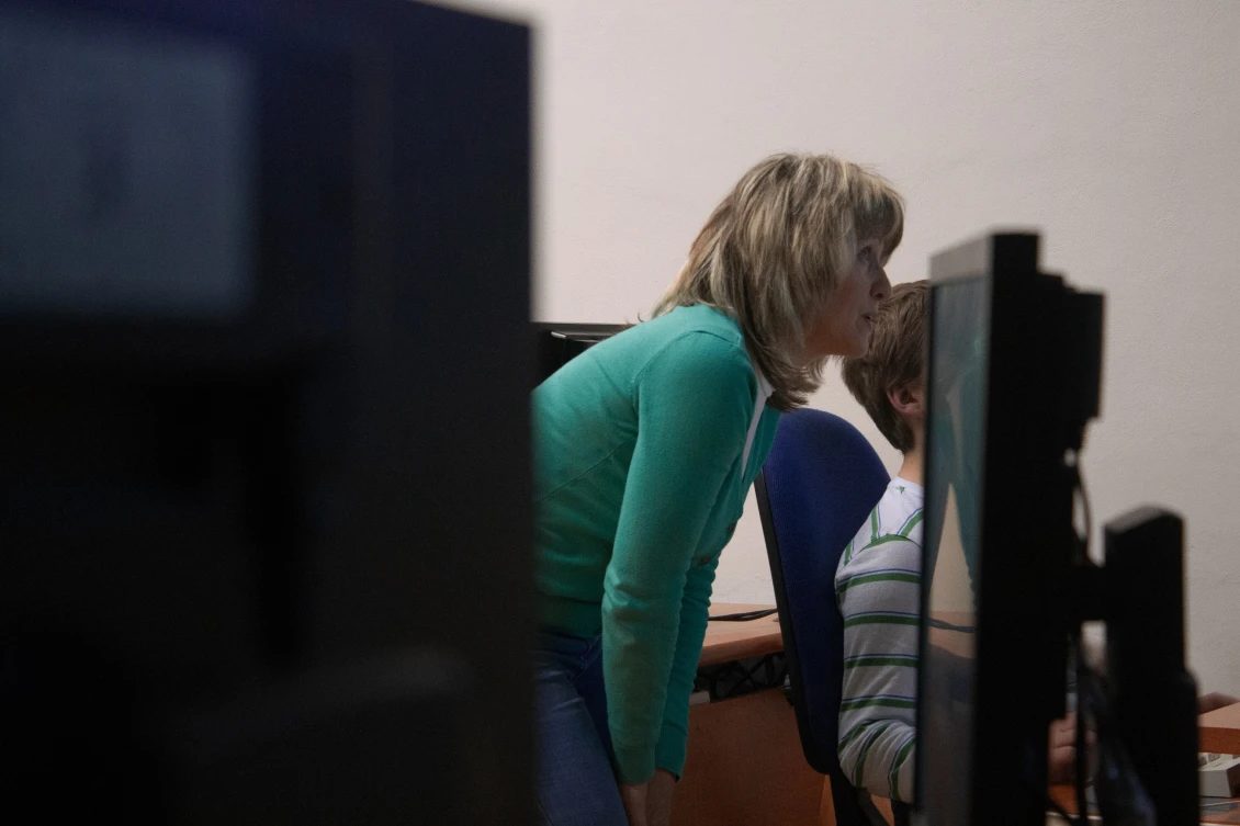 Paní Dana Calábková při lekci Programovacích bezplatných klubů pro děti 