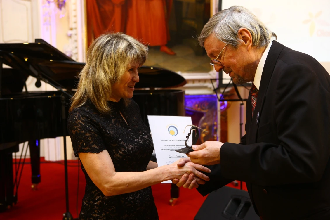 Dana Calábková přebírá ocenění Dobrovolník roku 2019