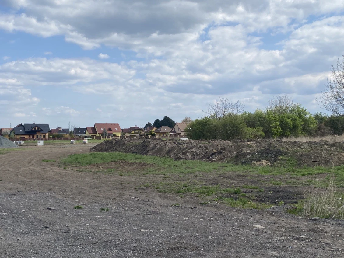 Pozemek v Pečkách pro výstavbu pilotního projektu platformy Domov pro každého