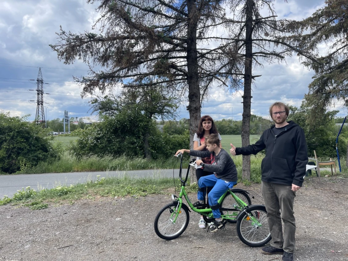 Rehabilitační tříkolka pro syna paní Olgy